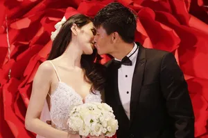 Công Vinh hôn Thủy Tiên trong lễ thành hôn