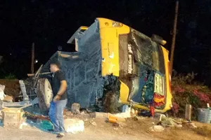 Xe khách rơi xuống vực, hàng chục người tìm đường thoát