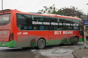 Xe giường nằm bốc khói, hành khách hoảng hốt