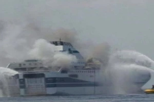 Gần 500 người mắc kẹt trên phà cháy ở Hi Lạp