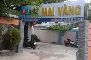 Hai tiếp viên múa thoát y tại quán karaoke