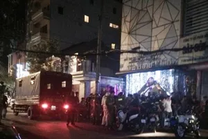 Hơn 300 khách chơi nhốn nháo khi bị cảnh sát ập vào kiểm tra