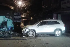 Nửa đêm, xế hộp tông sập tường nhà văn hóa