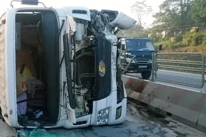 Tài xế buồn ngủ, container mất lái san phẳng 40 m dải phân cách