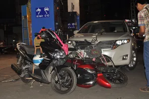 Lạc tay lái ôtô 'điên' lao vào trạm xăng làm bốn người bị thương