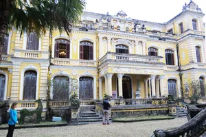 Thưởng lãm hiện vật quý hiếm về gia đình cựu hoàng Bảo Đại