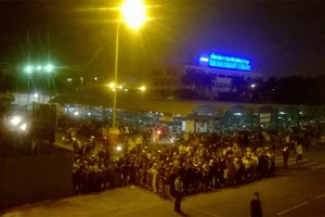 Hình ảnh người dân đón ông Thanh ở sân bay