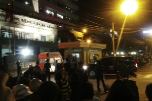 Hình ảnh người dân đón ông Nguyễn Bá Thanh tại bệnh viện