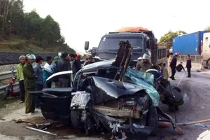 Xế hộp bị tông bẹp dúm, 5 người nhập viện