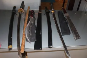 Dùng 'hàng nóng' đánh nhau gặp công an bỏ chạy