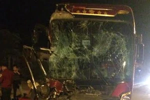 Xe khách bị đâm, 30 khách đập cửa chui ra
