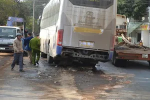 Tông nát dải phân cách, tài xế xe khách dán bảng số xe