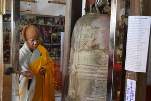 Phát hiện chuông cổ nặng 2 tạ trên cánh đồng