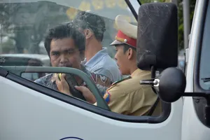 Đo nồng độ cồn tài xế 'làm loạn' trên đường