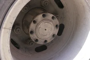 Hy hữu xe tải rơi hết ốc gây tắc đường 