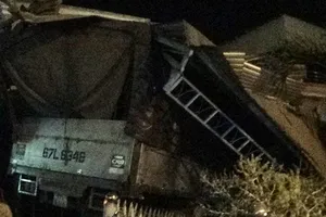 Xe tải đâm liên tiếp 7 căn nhà, nhiều người bị thương