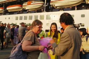 Đón 2.500 du khách cập cảng Chân Mây