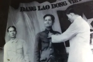 5 cha con bất ngờ gặp nhau sau chục năm xa cách vì chiến tranh