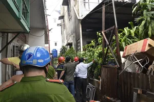 Giải cứu cụ bà trong căn nhà hai tầng bị cháy