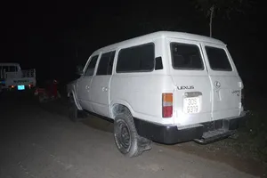 Chở pháo lậu, tài xế Lexus vứt xe bỏ trốn