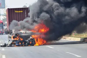 Container cháy rực lửa khi đang chạy trên đường