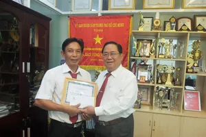 Bỏ quên 700 triệu đồng cùng túi quà tết trên taxi