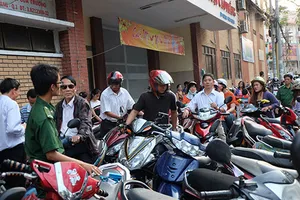 'Đỏ mắt' tìm chỗ để xe vào đường hoa Hàm Nghi