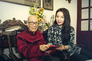 Hoa hậu Kỳ Duyên được giáo sư Vũ Khiêu tặng câu đối Tết