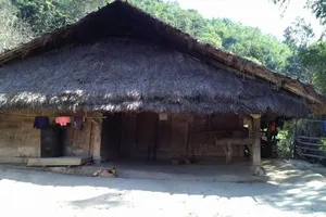 Hủ tục làm ma trăm triệu và treo người chết trong nhà của người H’Mông