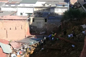 Điều tra thi công khách sạn làm sập nhà dân