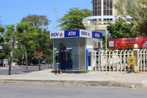 Tạm giữ một người nước ngoài dùng thẻ visa giả rút tiền 