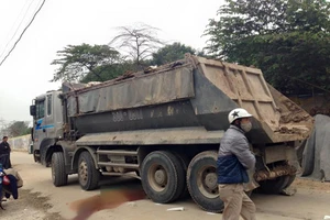 Nữ sinh viên chết thảm dưới bánh xe tải chở đất