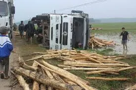 Lật xe chở gỗ, một người chết, một bị thương nặng