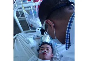 Ngồi sau xe máy, bị dây phơi đồ cứa đứt thực quản, khí quản