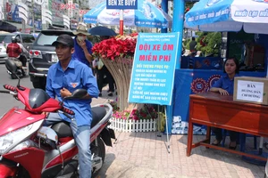 Xe ôm miễn phí cho khách đi lễ chùa Bà Bình Dương