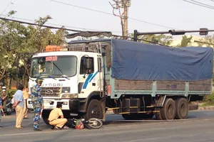 Hai mẹ con thoát chết khi nằm dưới gầm xe tải