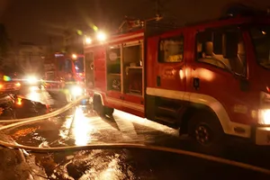 Bốn người nhảy ra khỏi biển lửa thoát thân khi nhà bùng cháy