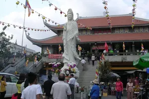 Người Sài Gòn đi chùa cầu an ngày Tết Nguyên Tiêu