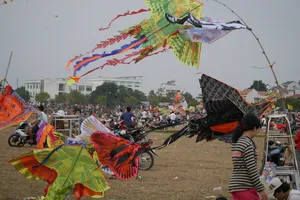 Hàng ngàn cánh diều bay lượn trong gió tại “Cánh đồng diều”