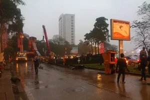 Xe cẩu dài 50 mét lật nhào trên đường