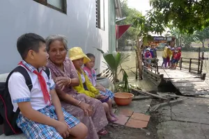 Cụ bà hơn 30 năm chèo đò đưa học sinh qua sông tìm chữ