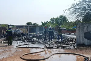 Vựa phế liệu bốc cháy