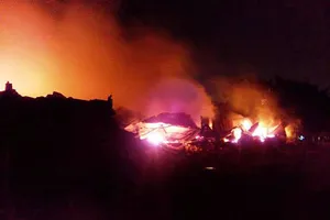 Lửa cháy đánh sập hơn ngàn mét xưởng gỗ