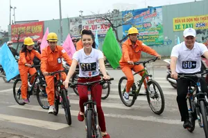 Á hậu Thụy Vân đạp xe hưởng ứng Giờ Trái đất 2015