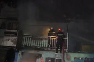 Dùng container trưng bày ma túy, còng số 8, sừng tê giác