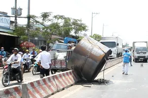 Hoảng loạn vì cuộn thép gần 20 tấn rơi xuống đường