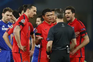 FA sẽ tăng hình phạt cầu thủ 'vây hội đồng' trọng tài