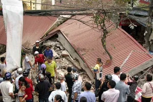 Nhà 3 tầng sập hoàn toàn, 4 người may mắn thoát chết