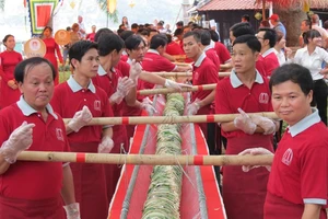 Bánh tét kỷ lục dài 26m tại Huế