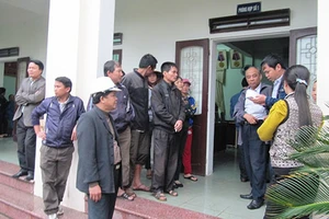 Hàng trăm công nhân chặn cổng phản đối công ty bán máy, thiết bị